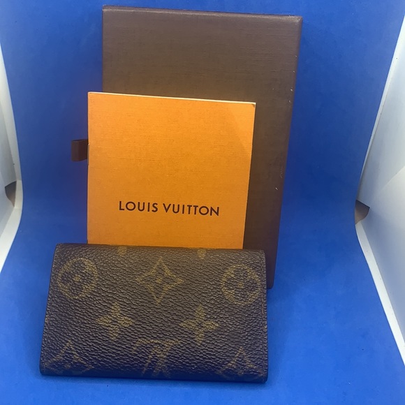 Louis Vuitton Monogram signature design LV Logo 6 key holder - Picture 2 of 7
